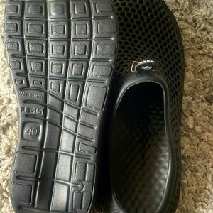 Black unisex shoes